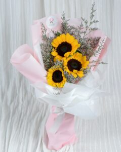 ดอกทานตะวัน 3 ดอก ถูกจัดเป็นช่อ จากร้าน Love You Flower